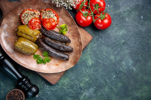 vista dall'alto gustoso dolma vegetale con pomodori rossi, pasto cena colore cuoco cucina cibo