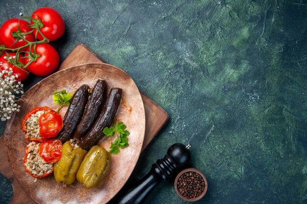 vista dall'alto gustoso dolma vegetale con pomodori rossi, pasto cena colore piatto cuoco cucina cibo