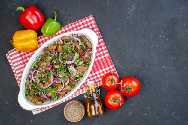 Vista dall'alto gustoso kebab ciotola colorata peperoni pomodori olio bottiglia sul tavolo con spazio libero