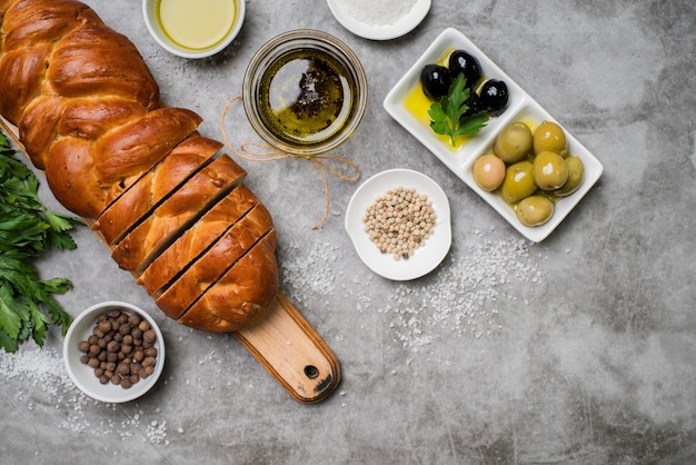 Vista dall'alto gustoso pane con olive biologiche