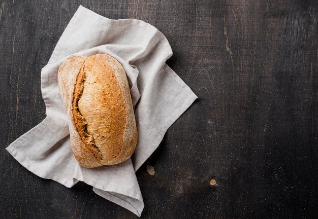 Vista dall'alto gustoso pane sul panno con spazio di copia