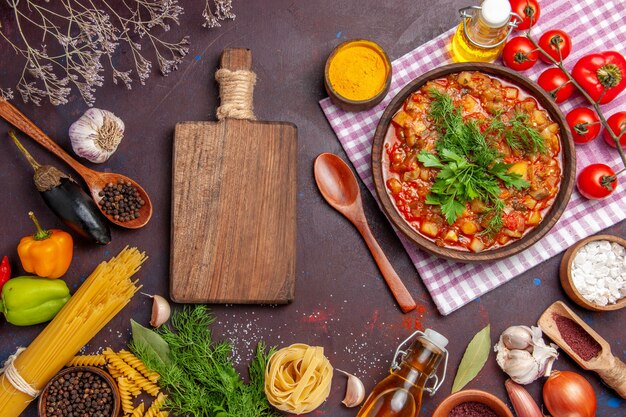 Vista dall'alto gustoso pasto di salsa di verdure cotte con verdure e condimenti su salsa di cena cibo pasto surfa scuro