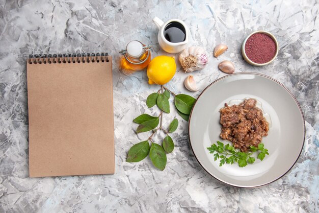 Vista dall'alto gustoso piatto di carne con salsa e verdure sul pasto di piatto di carne da tavola bianca