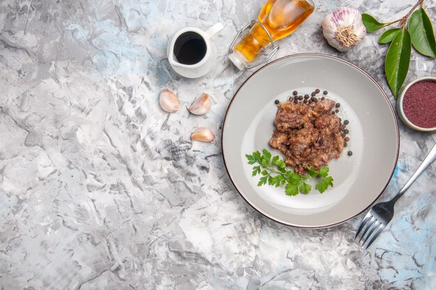 Vista dall'alto gustoso piatto di carne con salsa sul piatto di carne pasto cena tavolo bianco chiaro