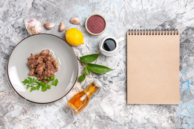 Vista dall'alto gustoso piatto di carne con salsa sul piatto di carne pasto cena tavolo bianco