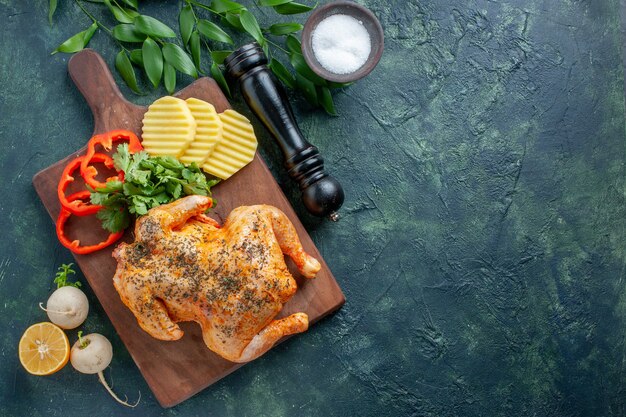 Vista dall'alto gustoso pollo cotto condito con patate su sfondo scuro carne colore pasto barbecue cena cibo ristorante