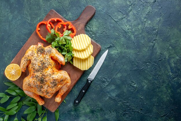 Vista dall'alto gustoso pollo cotto condito con patate su sfondo scuro piatto di carne ristorante barbecue cibo cena cena