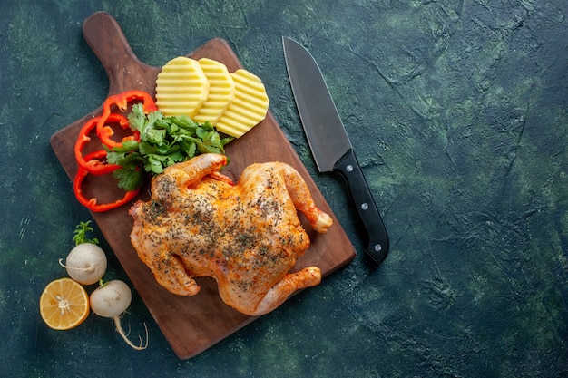 Vista dall'alto gustoso pollo cotto condito con patate sullo sfondo scuro colore carne piatto pasto cibo barbecue cena