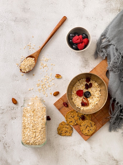 Vista dall'alto gustoso porridge con frutti di bosco