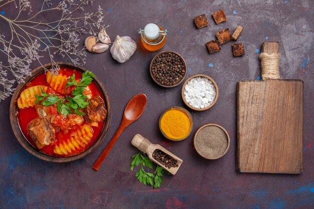 Vista dall'alto gustoso ragù di carne con diversi condimenti sul nero