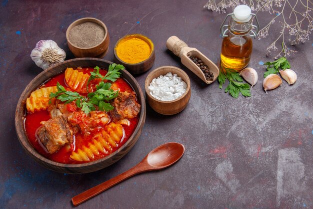 Vista dall'alto gustoso ragù di carne con diversi condimenti sul nero