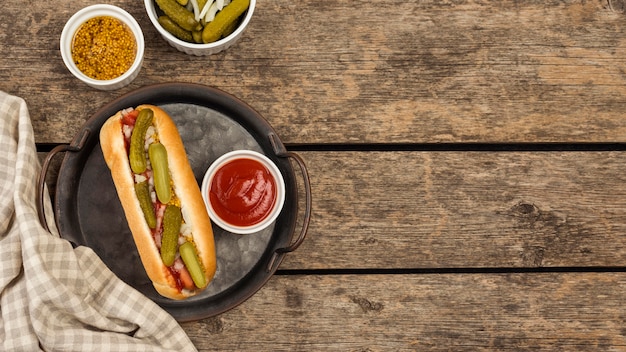 Vista dall'alto hot dog con sottaceti sulla piastra