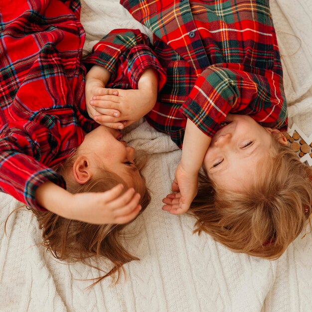 Vista dall'alto i bambini si divertono il giorno di Natale