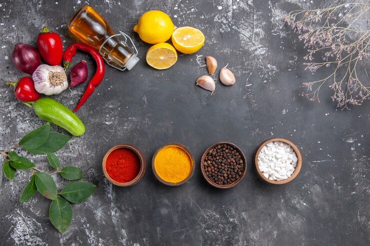 Foto gratuito vista dall'alto ingredienti freschi con limone e condimenti