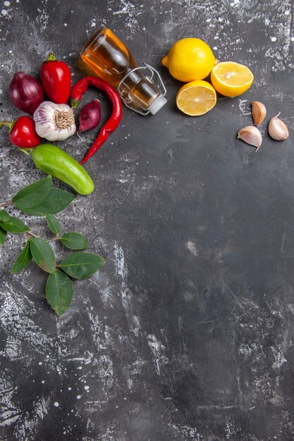 Vista dall'alto ingredienti freschi olio aglio fette di limone e altri prodotti