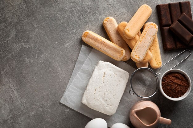 Vista dall'alto ingredienti gustosi e spazio per la copia