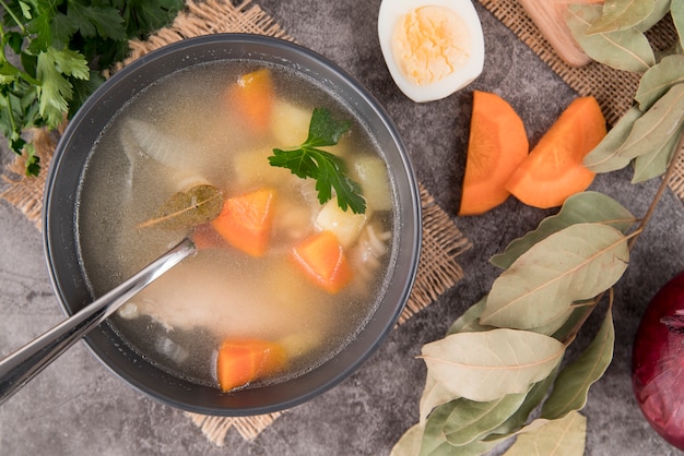 Vista dall'alto ingredienti per zuppa e zuppa