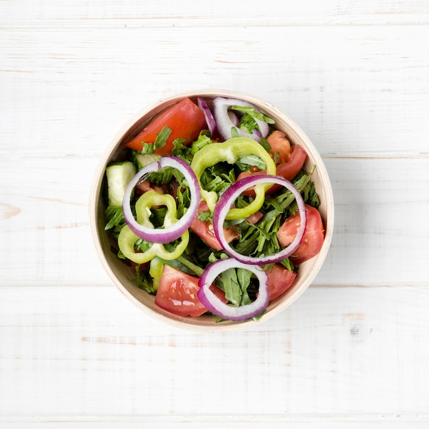 Vista dall'alto ingredienti vegetali in una ciotola