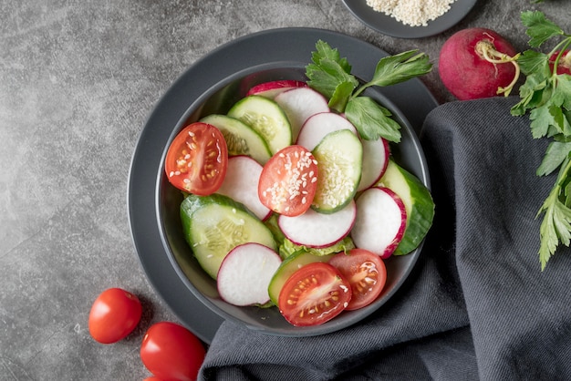 Vista dall'alto insalata biologica con verdure fresche