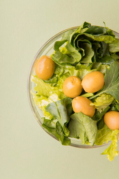 Vista dall'alto insalata con olive