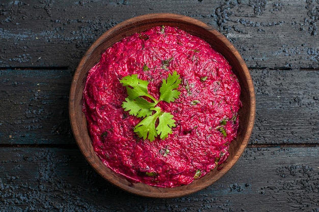 Vista dall'alto insalata di barbabietole con noci e maionese sulla scrivania scura