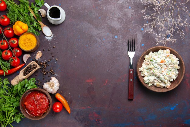 Vista dall'alto insalata di maionese con verdure e verdure sulla scrivania scura