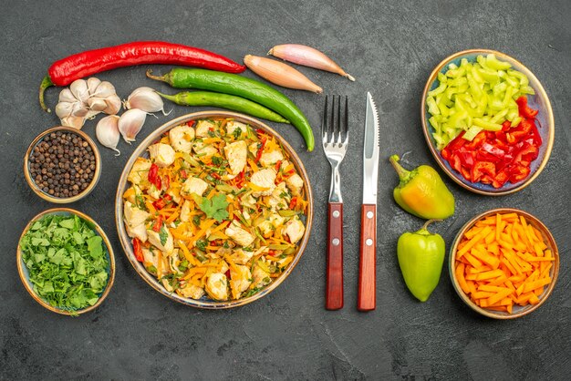 Vista dall'alto insalata di pollo con verdure a fette sulla dieta pasto salutare tavolo scuro