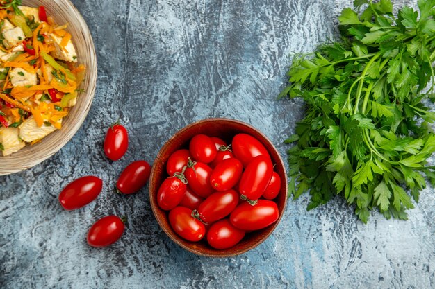 Vista dall'alto insalata di pollo vegetale con pomodori rossi sulla scrivania leggera