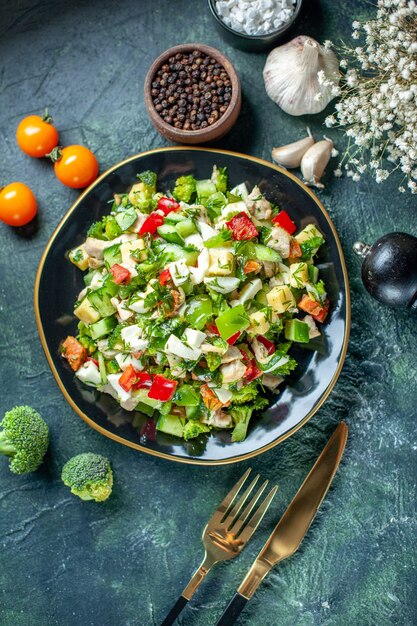 vista dall'alto insalata di verdure è composta da cetriolo formaggio e pomodori su sfondo blu scuro colore dieta pasto cucina ristorante cibo salute pranzo