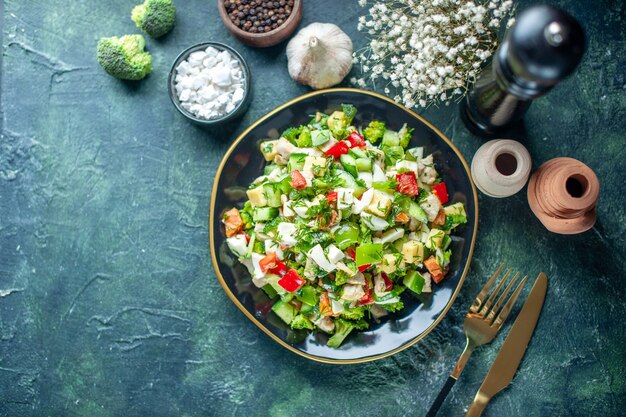 vista dall'alto insalata di verdure è composta da cetriolo formaggio e pomodori su sfondo blu scuro pasto salute dieta cibo pranzo cucina colori ristorante