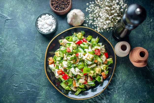 vista dall'alto insalata di verdure è composta da cetriolo formaggio e pomodori su sfondo blu scuro pasto salute dieta cibo pranzo ristorante colore