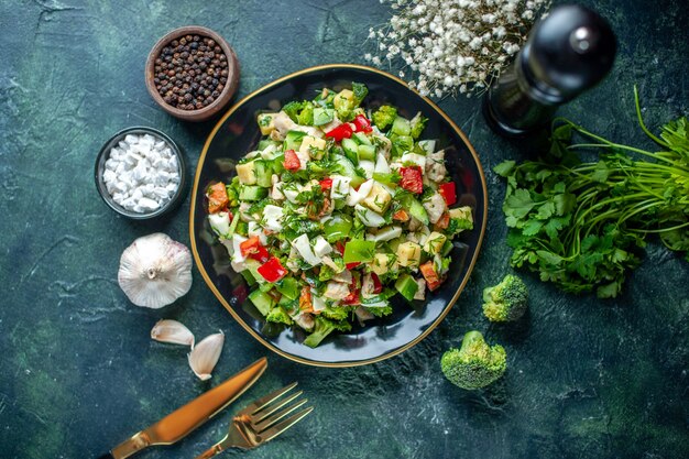 vista dall'alto insalata di verdure è composta da cetriolo formaggio e pomodori su sfondo blu scuro salute dieta cibo pranzo colore cucina pasto
