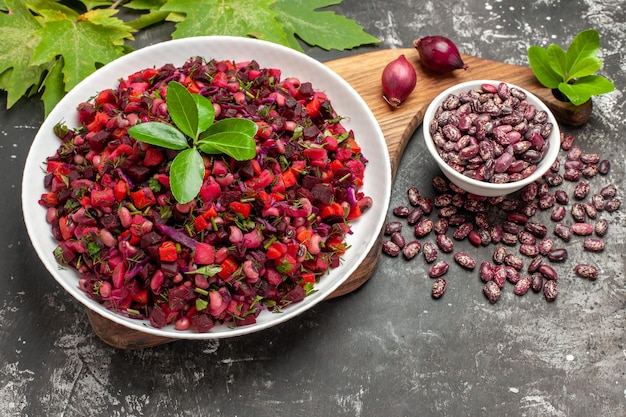 Vista dall'alto insalata di vinaigrette con barbabietola e fagioli su una superficie grigia