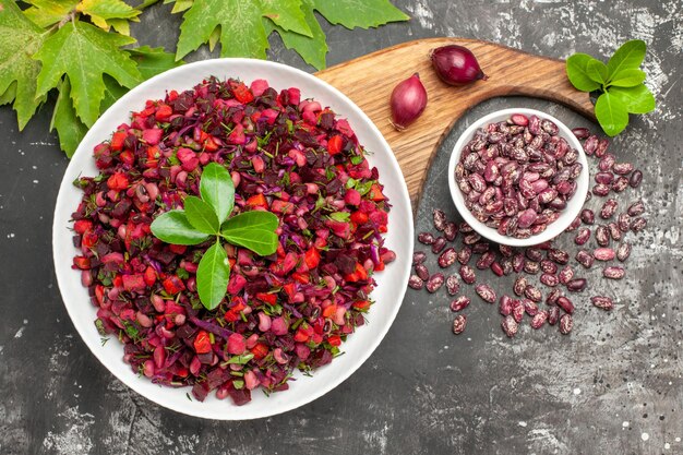 Vista dall'alto insalata di vinaigrette con barbabietola e fagioli su una superficie grigia