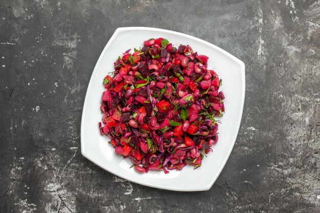 Vista dall'alto insalata di vinaigrette con barbabietole e fagioli sulla superficie grigia