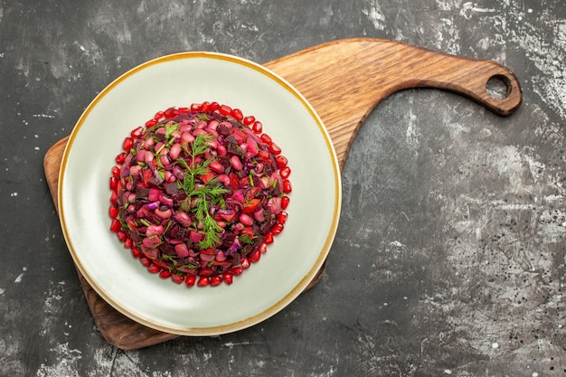 Vista dall'alto insalata di vinaigrette con barbabietole e fagioli sulla superficie scura