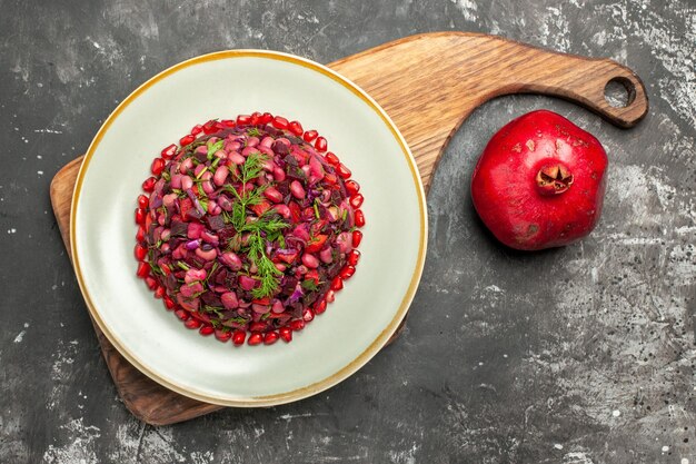 Vista dall'alto insalata di vinaigrette con barbabietole e fagioli sulla superficie scura