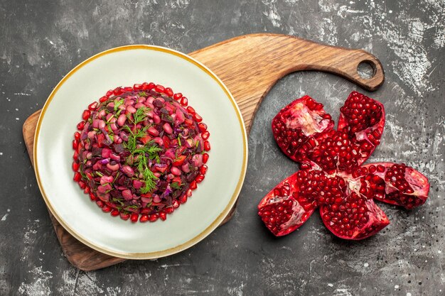 Vista dall'alto insalata di vinaigrette con barbabietole e fagioli sulla superficie scura