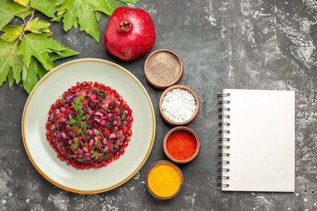 Vista dall'alto insalata di vinaigrette con condimenti sulla superficie scura