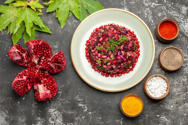 Vista dall'alto insalata di vinaigrette con condimenti sulla superficie scura