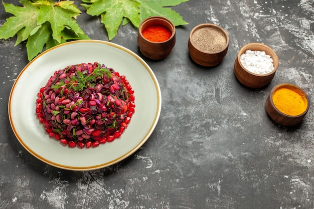 Vista dall'alto insalata di vinaigrette con condimenti sulla superficie scura