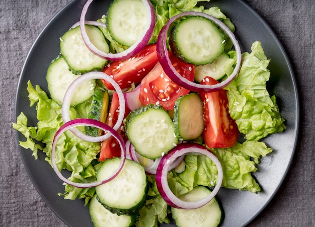 Vista dall'alto insalata nutrizionale pronta per essere servita