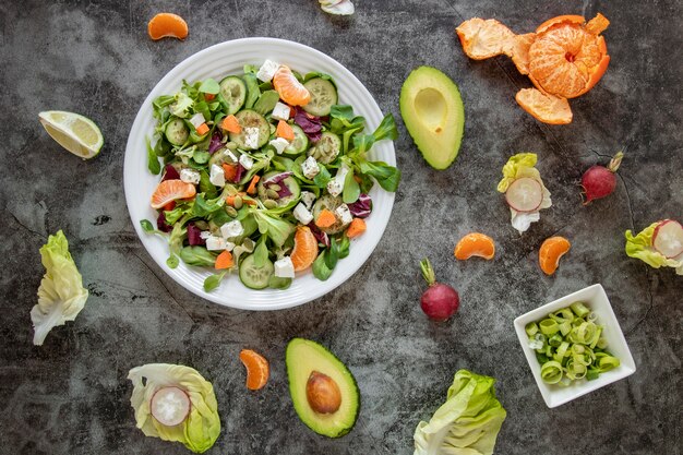 Vista dall'alto insalata sana con frutta e verdura