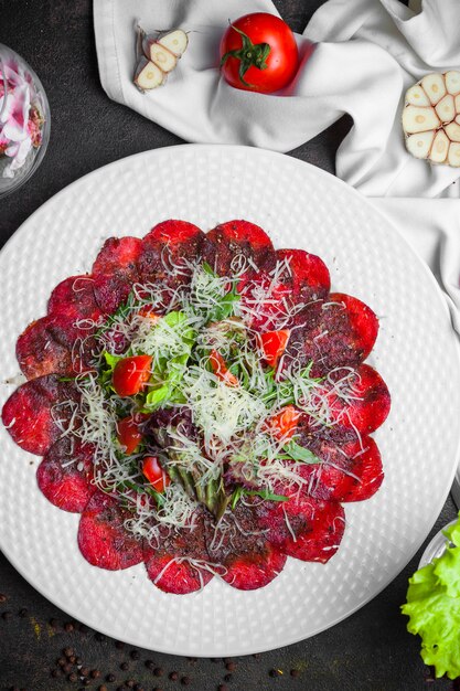 Vista dall'alto insalata vegana con barbabietola rossa, aglio e pomodoro