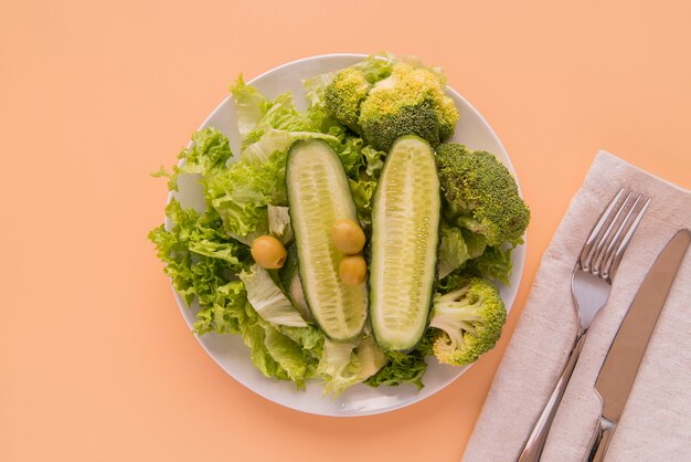 Vista dall'alto insalata verde con posate