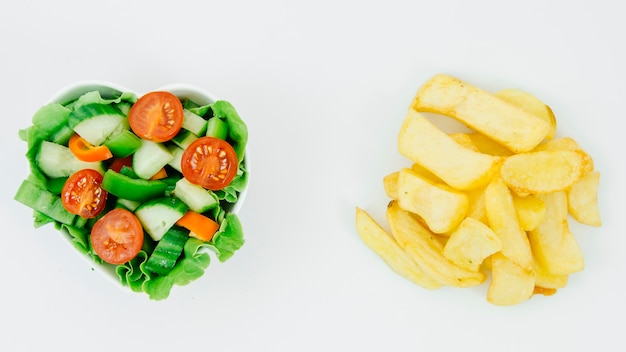 Vista dall&#39;alto insalata vs patatine fritte