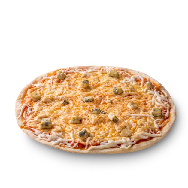 Vista dall'alto isolata su bianco di un intero delizioso quattro formaggi appena sfornato Pizza italiana su sfondo bianco. Natura morta. Copia spazio