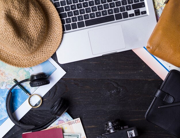 Vista dall'alto laptop e accessori da viaggio