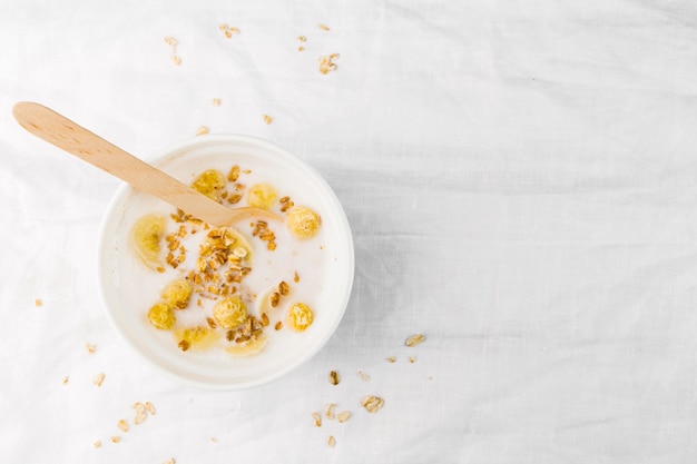 Vista dall'alto latte biologico e avena con spazio di copia