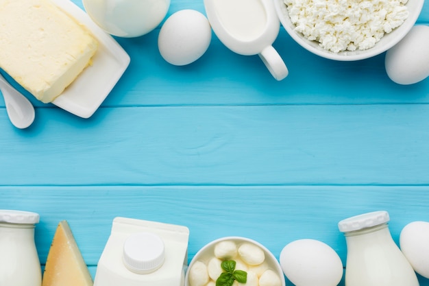Vista dall'alto latte biologico e formaggio gustoso